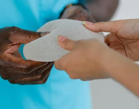 Пластика молочных желез силиконовыми имплантами 